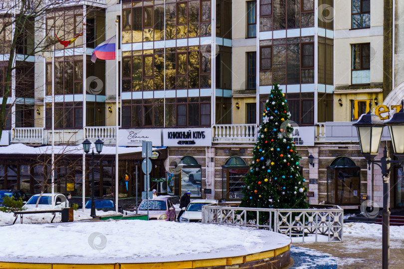 Скачать Новогодняя елка и флаг России на фоне Петровского пассажа. Воронеж фотосток Ozero