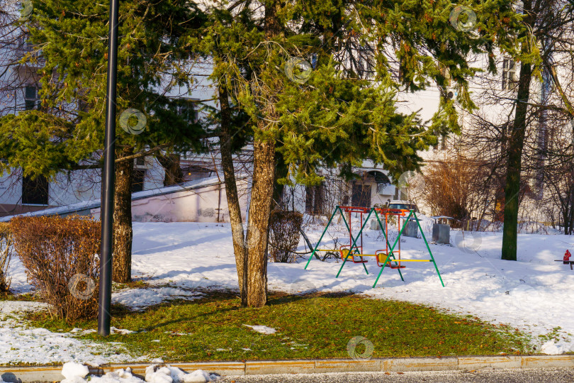 Скачать Зимняя проталина на детской площадке. Воронеж фотосток Ozero