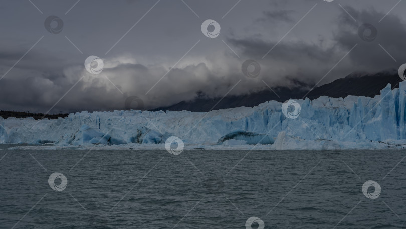 Скачать Стена голубого льда тянется поперек ледникового озера. фотосток Ozero