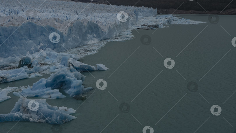 Скачать Фрагмент удивительного ледника Перито-Морено. фотосток Ozero