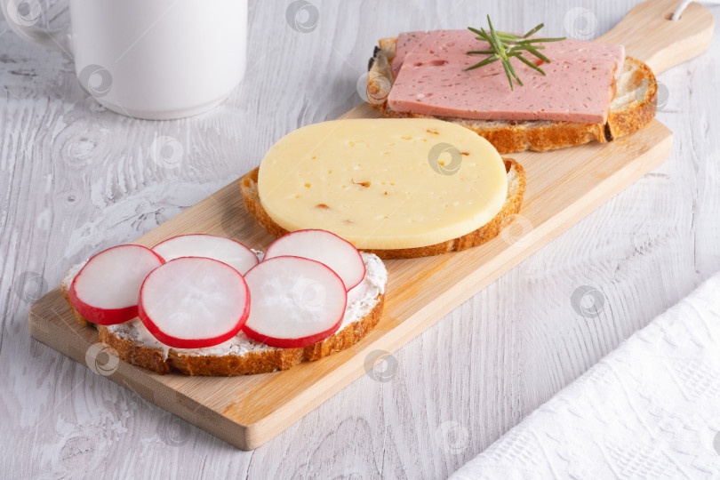 Скачать Бутерброды с редисом, творогом, сыром и колбасой фотосток Ozero