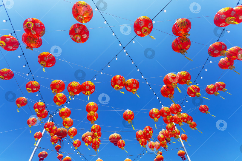 Скачать Китайские красные фонарики на фоне голубого неба. фотосток Ozero