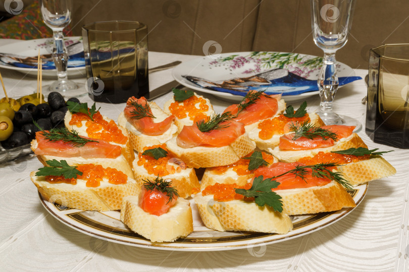 Скачать Бутерброды с икрой и рыбой на новогоднем столе фотосток Ozero