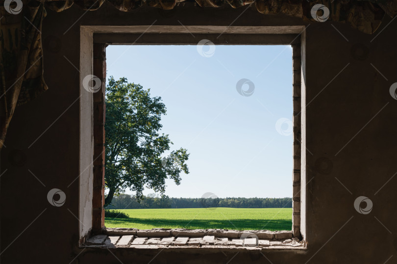 Скачать Оконный проем без окна в старом доме фотосток Ozero