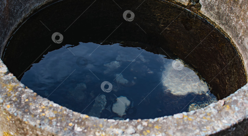 Скачать Небольшой колодец с родниковой водой за городом фотосток Ozero