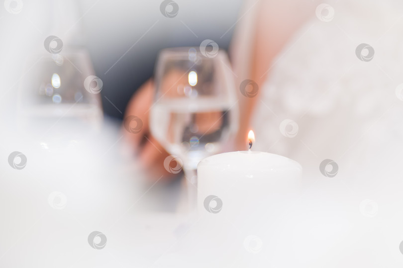 Скачать горящая свеча в белой рамке на фоне жениха и невесты фотосток Ozero