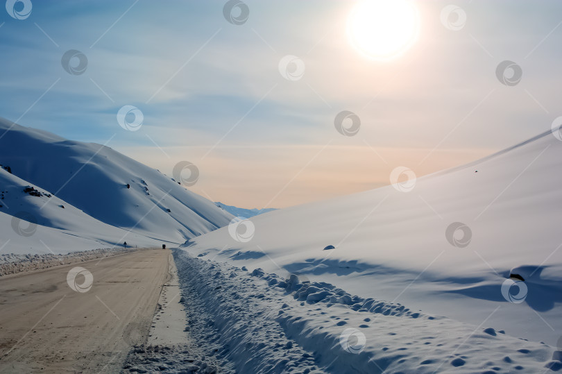 Скачать Вид с гор на Чуйскую долину, горы в снегу, мягкий фокус фотосток Ozero