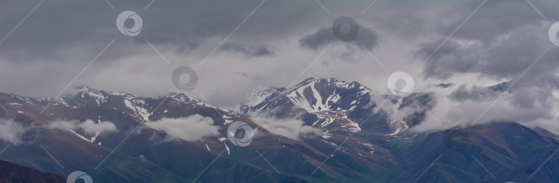 Скачать Заснеженные горные вершины Кыргызстана, горный ледник в Центральной Азии фотосток Ozero