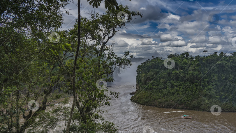 Скачать Тропическая река огибает остров. Туристический катер в русле реки. фотосток Ozero