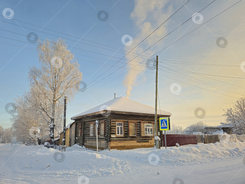 Скачать Деревенский деревянный дом под снегом. Сельская улица. фотосток Ozero