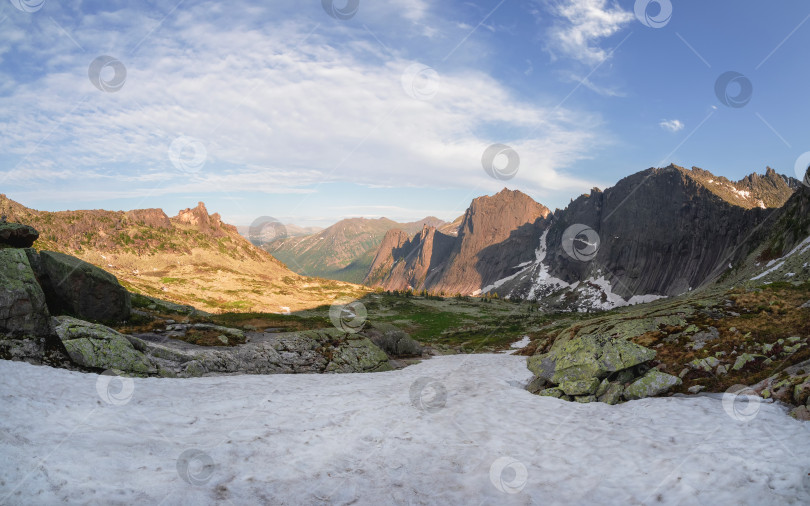 Скачать Заснеженный солнечный каменистый перевал, большой красочный горный хребет фотосток Ozero