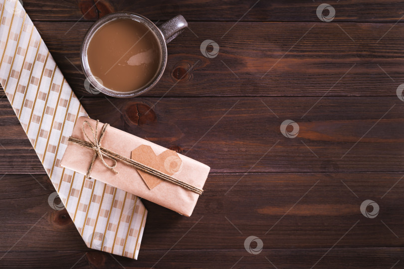 Скачать Подарок на день отца своими руками с сердечком на галстуке, кофейная кружка на деревянном столе вид сверху фотосток Ozero