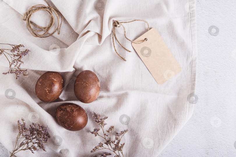 Скачать Пасхальные яйца ручной работы, расписанные натуральными красками на ткани и сухоцветах, вид сверху фотосток Ozero