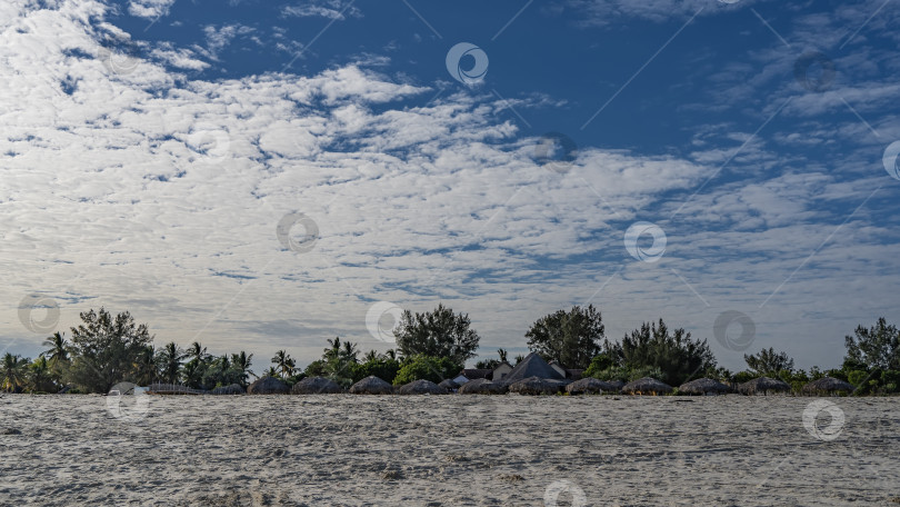 Скачать Во время отлива обнажалась широкая полоса морского дна. фотосток Ozero