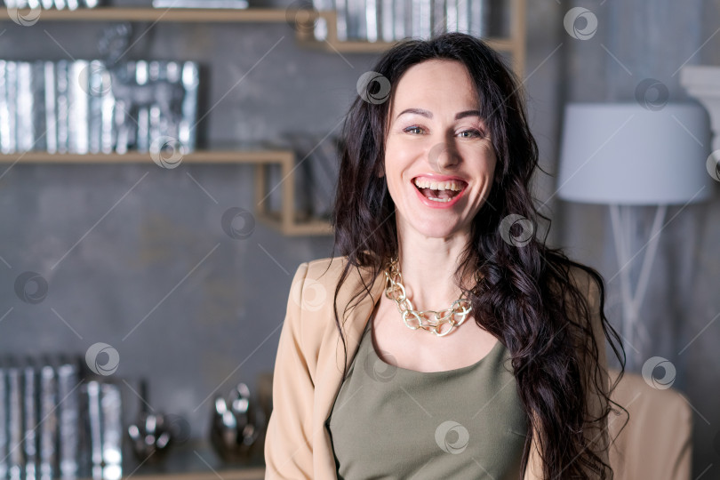 Скачать Женщина с длинными волосами улыбается, на ней золотое ожерелье фотосток Ozero