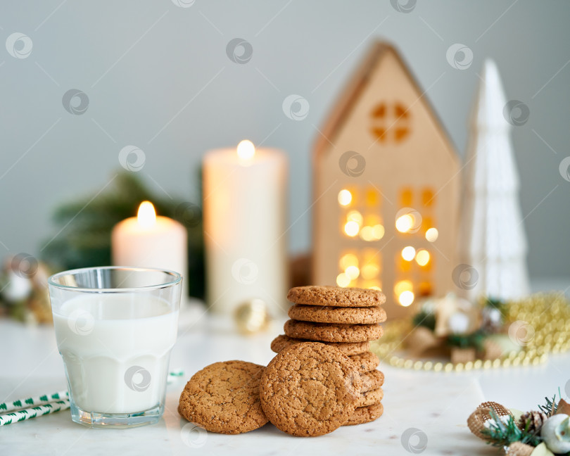 Скачать Рождественский фон с овсяным и имбирным печеньем, стакан молока. Уютный домашний вечер фотосток Ozero