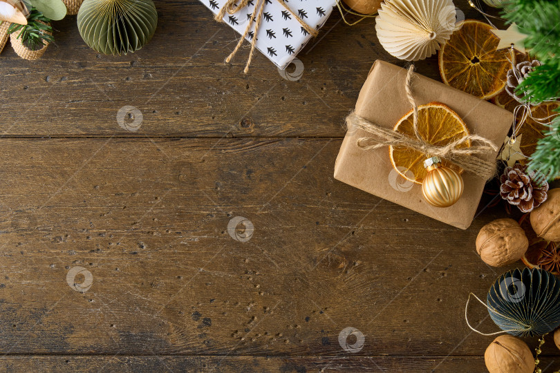 Скачать Праздничный рождественский декор с подарками на деревянном фоне. Пространство для копирования, горизонтальный вид сверху фотосток Ozero
