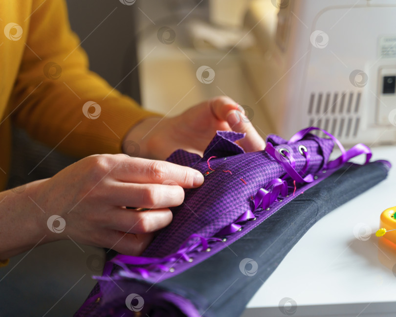 Скачать Женщина-швея или портной использует швейный крючок при изготовлении корсета фотосток Ozero