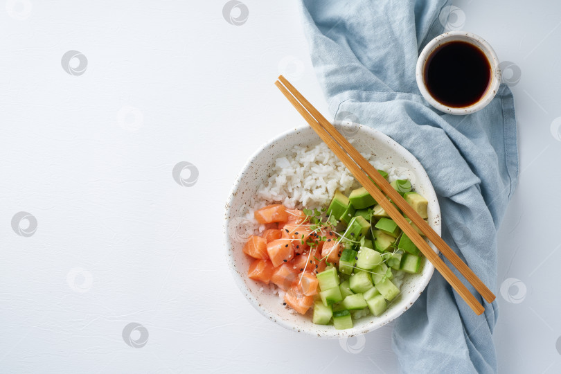 Скачать поке-боул из лосося со свежей рыбой, рисом, огурцом и авокадо фотосток Ozero