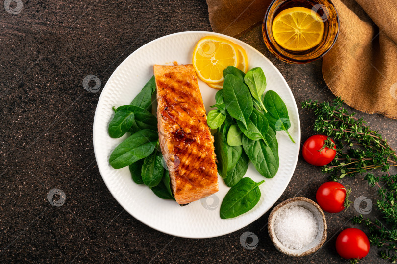 Скачать Запеченный или жареный лосось с салатом, палео-, кето-, fodmap- и dash-диеты. Блюда средиземноморской кухни с рыбой, приготовленной на пару, вид сверху фотосток Ozero