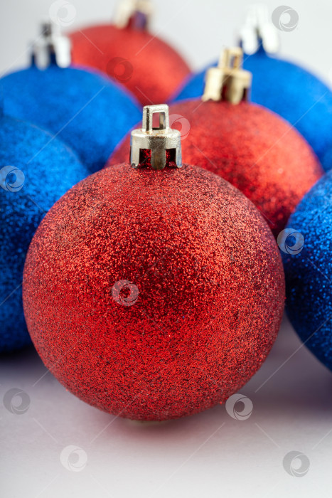 Скачать Красные и синие рождественские шары, первые попавшиеся в поле зрения, рождественская игрушка. фотосток Ozero