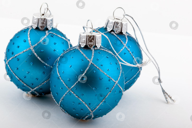 Скачать Три синих рождественских шара, рождественская игрушка. фотосток Ozero