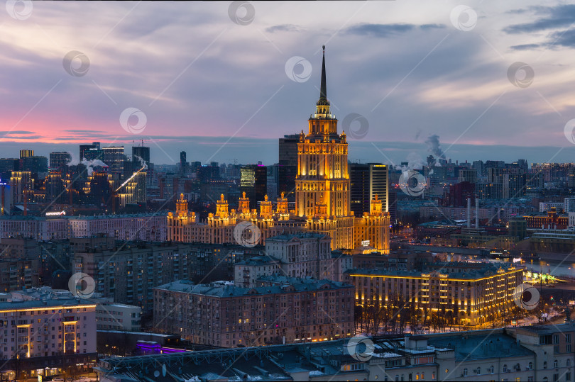 Скачать Цветное вечернее небо над высотными и жилыми домами в центре Москвы. Ночная подсветка города. фотосток Ozero