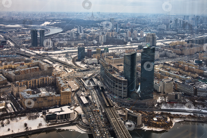 Скачать Вид сверху на Москву в районе Кутузовского проспекта и делового центра на Красной пресне. фотосток Ozero