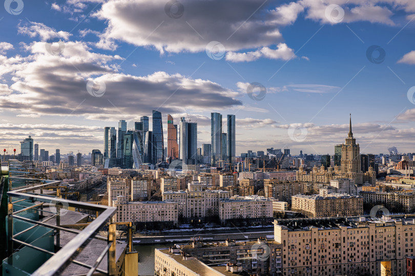 Скачать Бид сверху с балкона на старый район Москвы и деловой центр на Красной пресне. фотосток Ozero