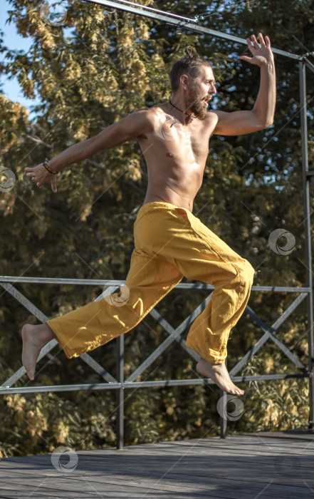 Скачать Спортивный мужчина прыгает. фотосток Ozero