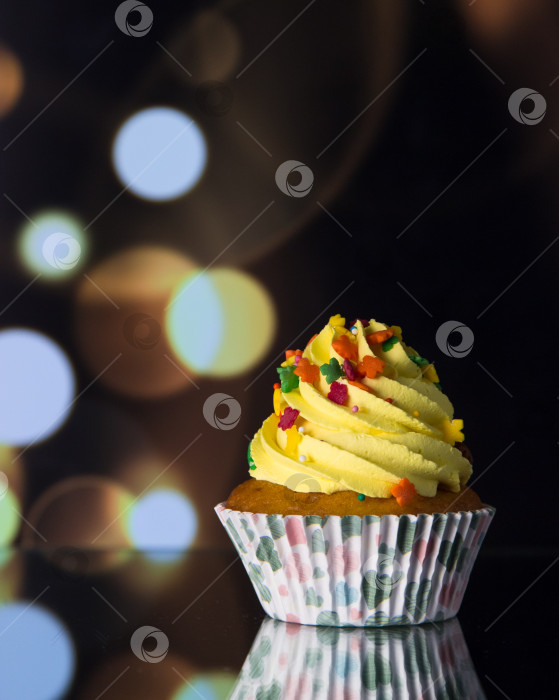 Скачать пирожное на праздничном столе с местом для текста, капкейки на праздничном фоне фотосток Ozero