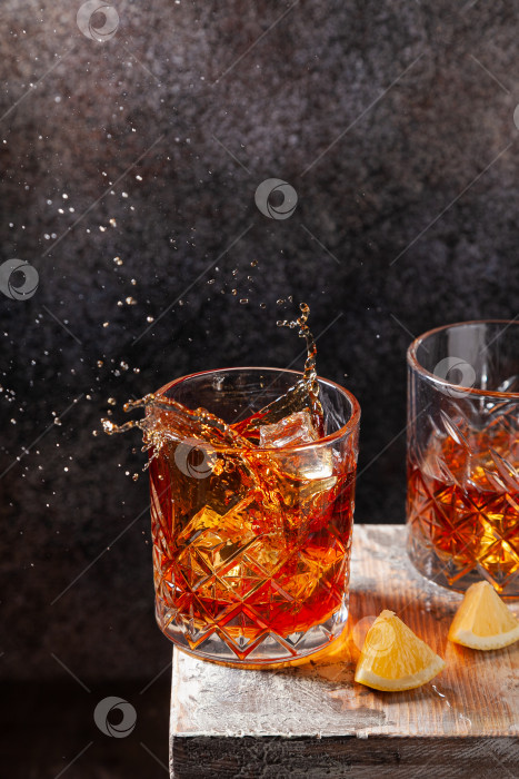 Скачать виски в стакане со льдом. whiskey in a glass with ice фотосток Ozero