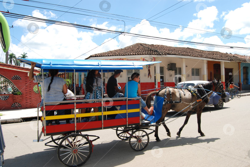 Скачать Сьенфуэгос, Куба, 14 сентября 2017 года: Кубинский городской транспорт  в провинции Сьенфуэгос фотосток Ozero