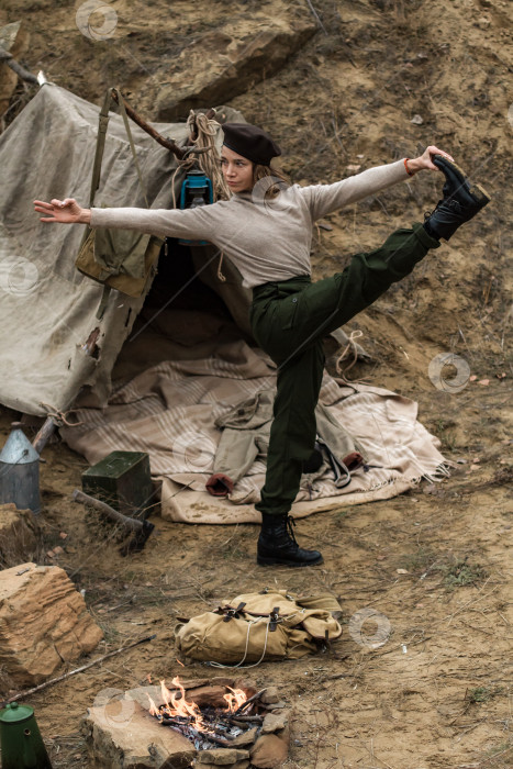 Скачать Девушка делает упражнения йоги на природе среди скал. фотосток Ozero