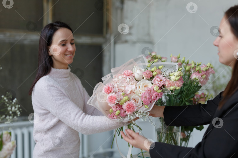 Скачать девушка флорист отдает букет цветов фотосток Ozero