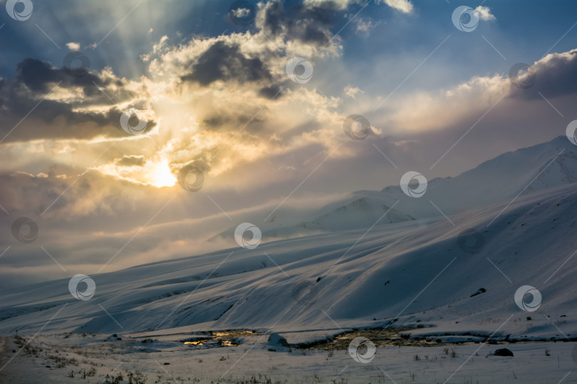 Скачать Испарение и снежный ветер на вершинах гор Суусамыр, избирательный фокус фотосток Ozero
