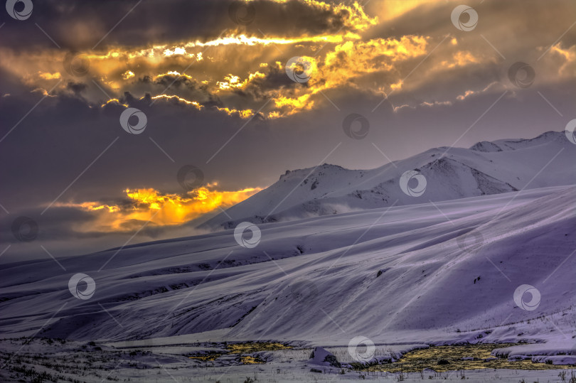 Скачать Восход солнца в долине Суусамыр, Кыргызстан, выборочный фокус фотосток Ozero
