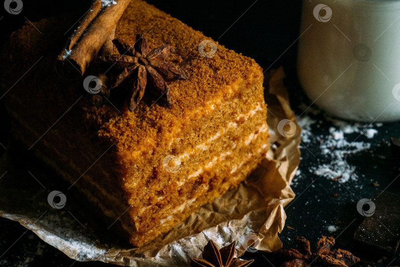 Скачать Торт медовик с корицей, бадьяном, шоколадом и молоком на черном фоне фотосток Ozero