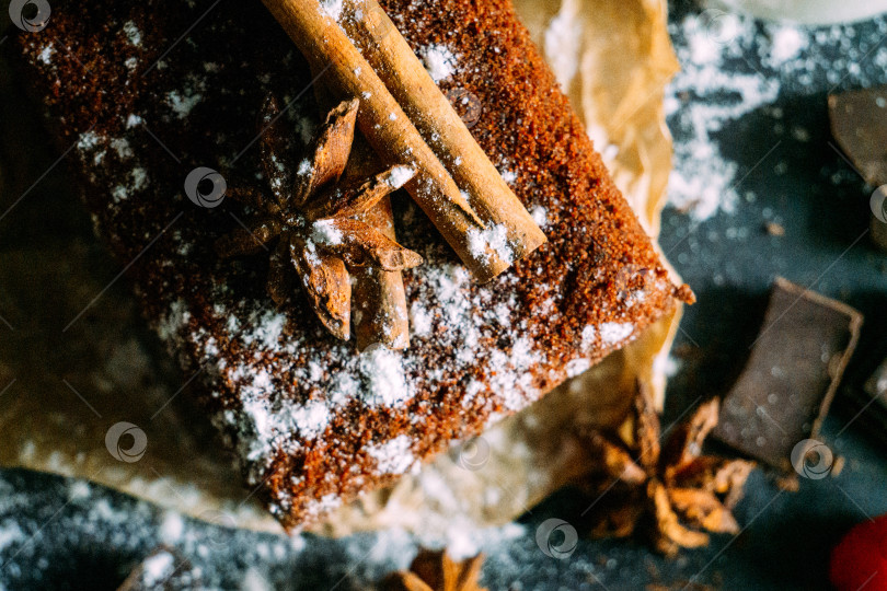 Скачать Торт медовик с корицей, бадьяном, шоколадом и молоком на черном фоне фотосток Ozero