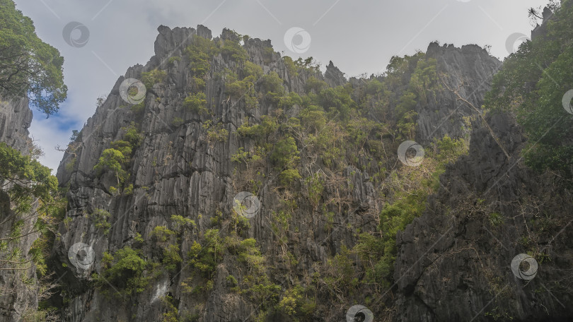 Скачать Живописные карстовые известняковые скалы на фоне неба и облаков. фотосток Ozero