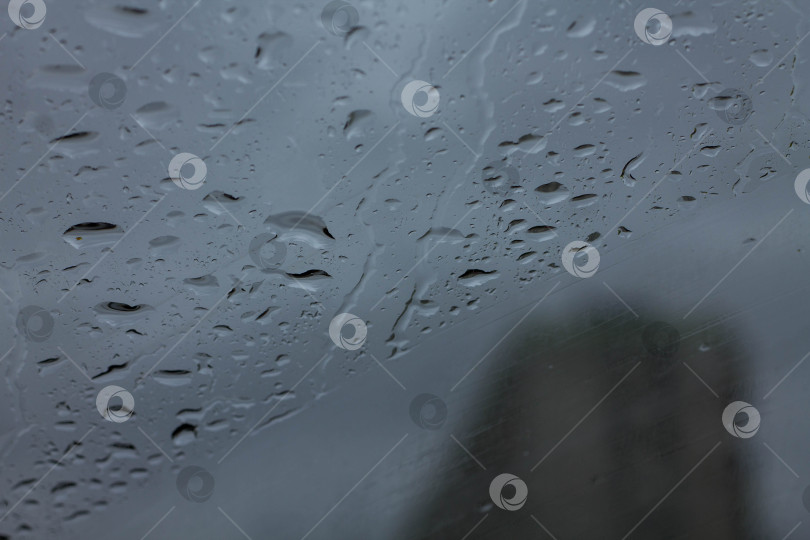 Скачать капли дождя на стекле автомобиля фотосток Ozero