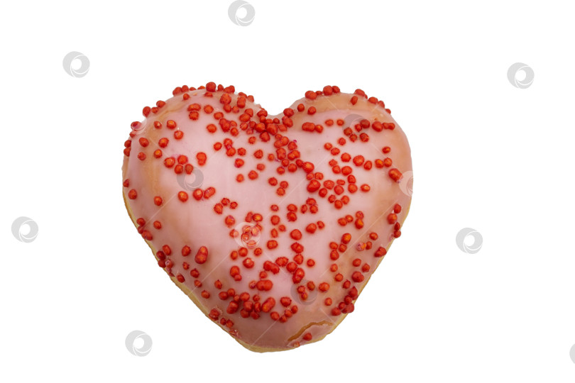 Скачать Розовый клубничный пончик в форме сердца на белом фоне. Изолированный фотосток Ozero