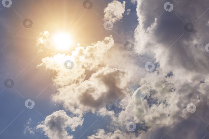 Скачать Красивое облачное небо с солнечным светом фотосток Ozero
