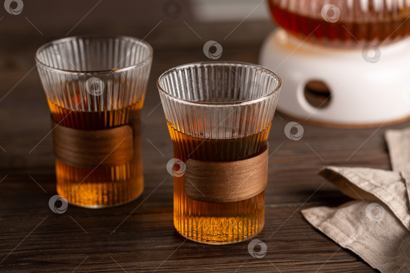 Скачать Травяной чай в стеклянных чашках, заварочный чайник с подогревом фотосток Ozero