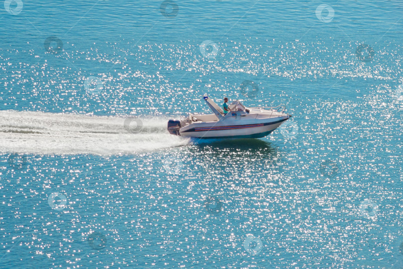 Скачать моторная лодка на воде фотосток Ozero