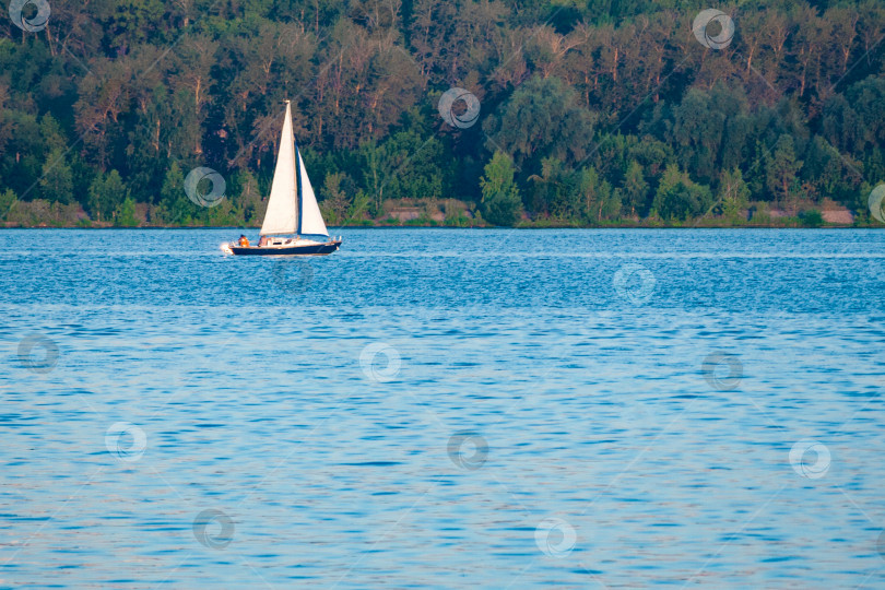 Скачать маленький парусный корабль в лазурной воде на фоне фортов фотосток Ozero