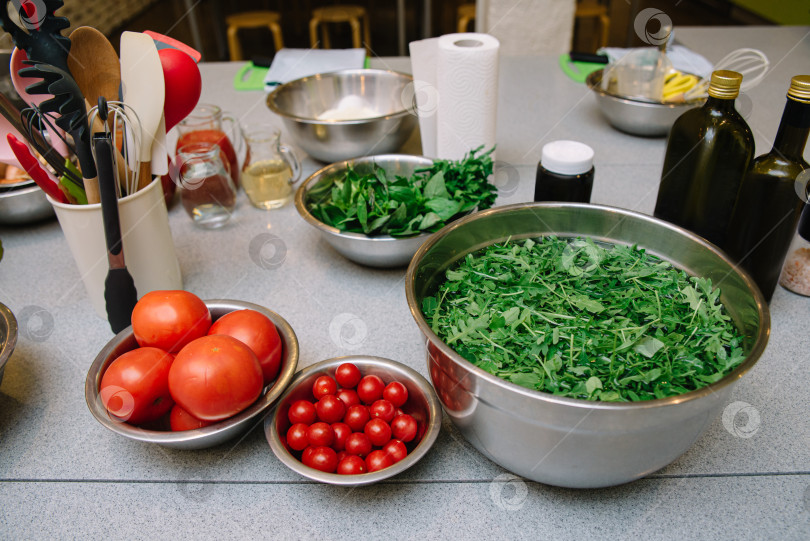 Скачать Свежие ингредиенты, приготовленные для кулинарного использования на кухне фотосток Ozero