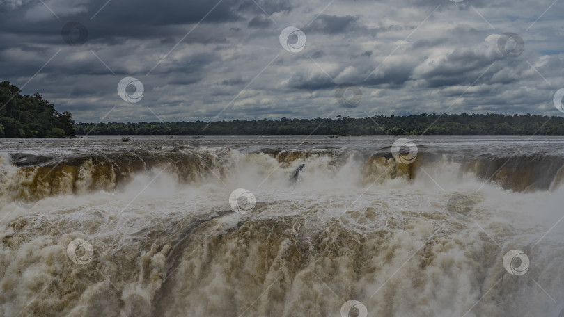 Скачать Невероятно мощный водопад - Горло Дьявола. фотосток Ozero