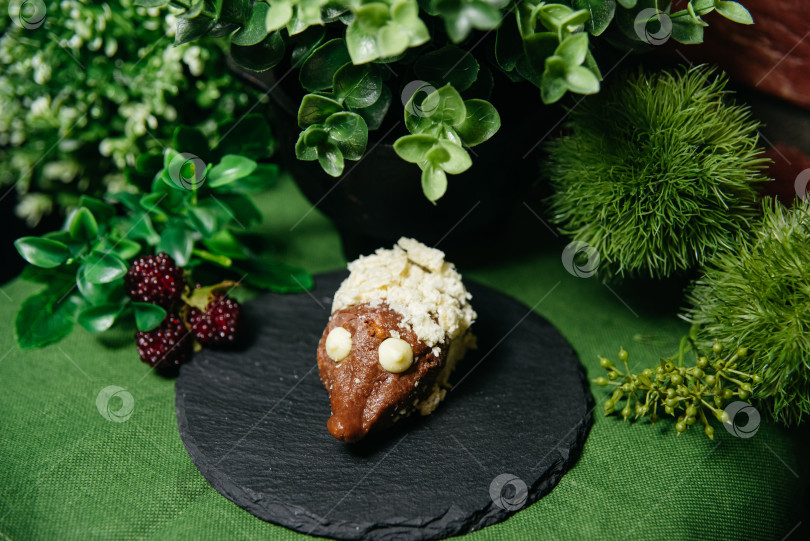 Скачать Десертное печенье на грифельной тарелке с зеленью и ежевикой. фотосток Ozero