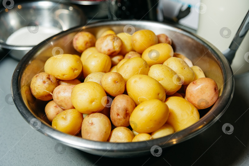 Скачать Миска со свежим сырым картофелем, готовым к приготовлению фотосток Ozero